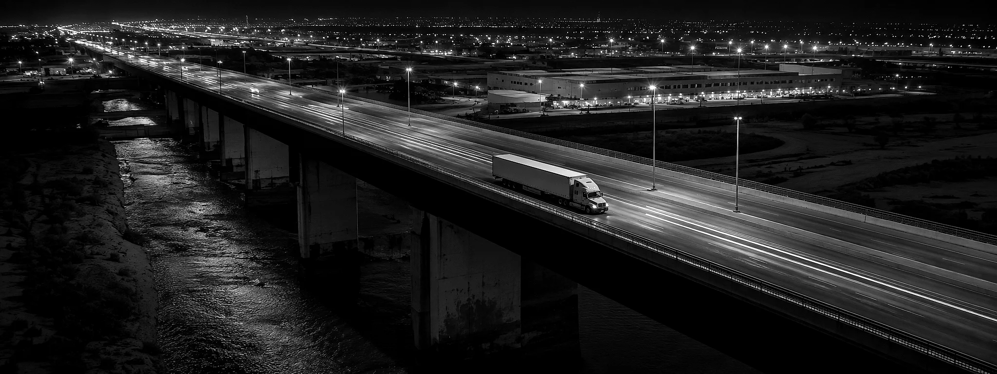 Puente fronterizo de carga entre México y Estados Unidos de noche