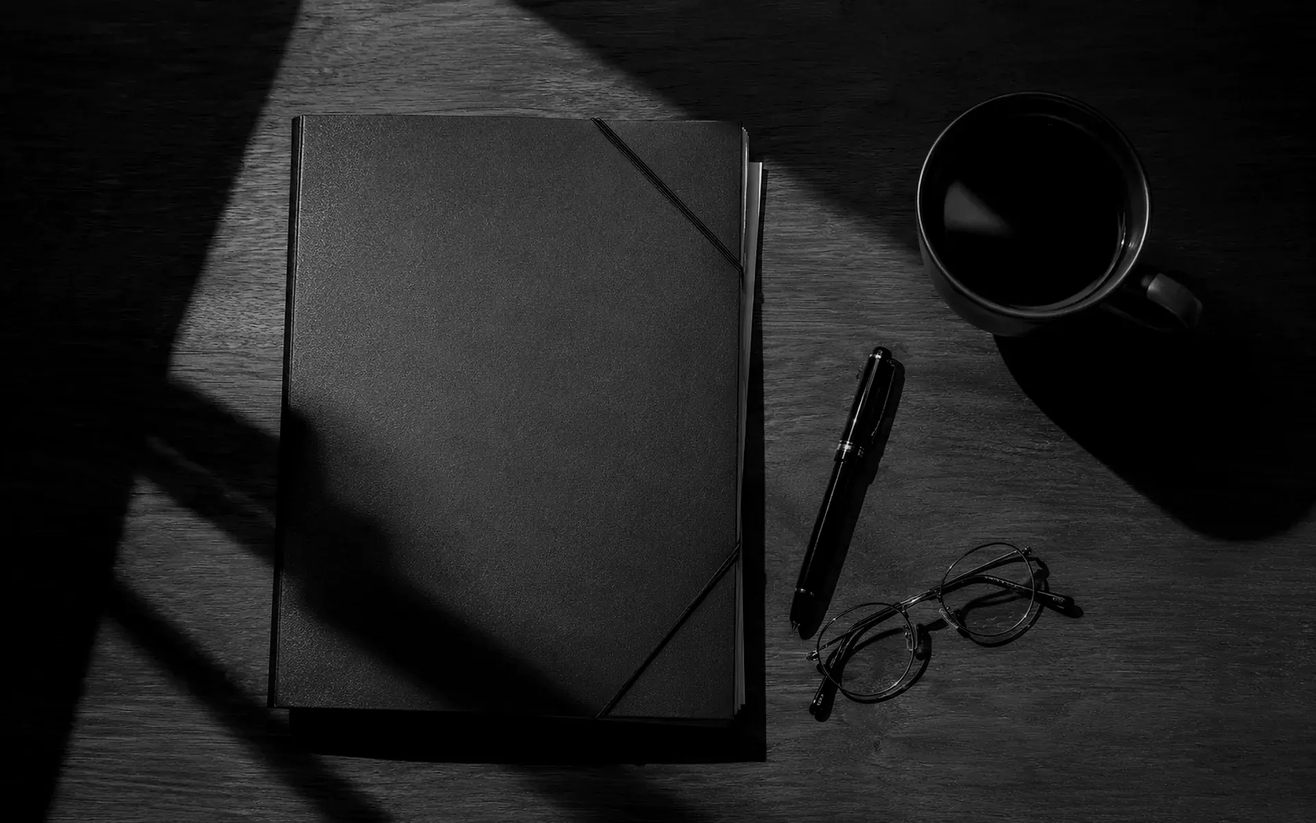 Expedientes legales archivados en un despacho